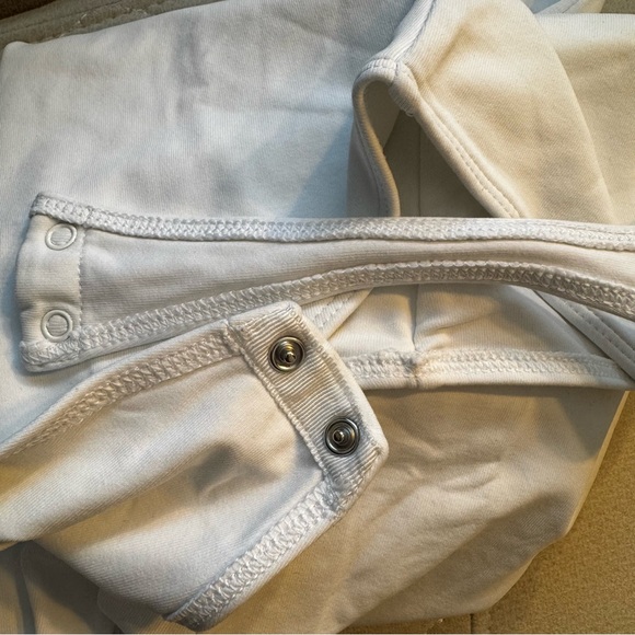 Aritzia Babaton Original Contour Prosperity Crew White Long Sleeve Bodysuit XS - Picture 11 of 12